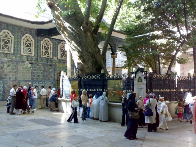 EYÜP SULTAN TÜRBESİ
İstanbul'da en çok ziyaret edilen ve hatırasına en çok hürmet edilen türbe, Eyüp Sultan Türbesidir. Türk toplum ve devlet hayatında tarih boyunca büyük yeri ve önemi olmuştur. Zira Osmanlı padişahları tahta çıkışlarında Eyüp Sultan'da kılıç kuşanmışlardır. Öyle ki, Eyüp Sultan'a yakın gömülmek bile kutsal bir amaç olmuştur. Bu gün de, Türkiye'de en çok ziyaret edilen türbe, Eyüp Sultan Türbesidir.
