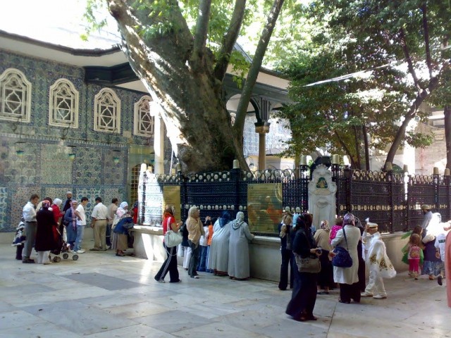 EYÜP SULTAN TÜRBESİ
İstanbul’da en çok ziyaret edilen ve hatırasına en çok hürmet edilen türbe, Eyüp Sultan Türbesidir. Türk toplum ve devlet hayatında tarih boyunca büyük yeri ve önemi olmuştur. Zira Osmanlı padişahları tahta çıkışlarında Eyüp Sultan’da kılıç kuşanmışlardır. Öyle ki, Eyüp Sultan’a yakın gömülmek bile kutsal bir amaç olmuştur. Bu gün de, Türkiye’de en çok ziyaret edilen türbe, Eyüp Sultan Türbesidir.