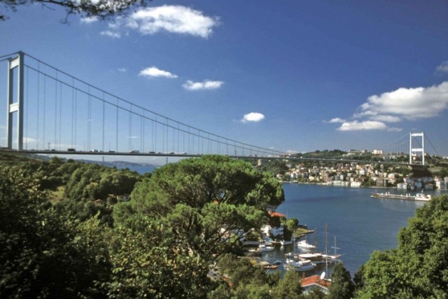 BOĞAZ`IN MANEVİ BEKÇİLERİ
Denizciler İstanbul Boğazı`nın dört manevi bekçisi olduğuna inanır. Bunlar Üsküdar`da Aziz Mahmud Hüdai, Beykoz`da Hz. Yuşa, Sarıyer`de Telli Baba ve Beşiktaş`ta Yahya Efendi`dir.