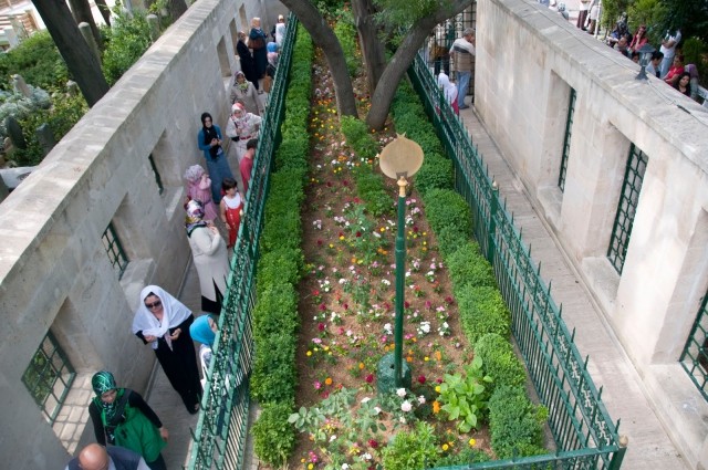 HZ. YÛŞA
Bir rivayete göre Beykoz’daki “Yuşa tepesinde”, bir başka rivayete göre Gaziantep ve Halep arasında, bir başkasına göre de Filistin`de gömülüdür. Ahmed Bin Hanbel’in “Müsned”inde bildirdiği hadis-i şerifte; ”Güneş hiçbir kimse için batmaktan alıkonulmaz. Ancak beyt-i mukaddesi fethetmek için gittiği gecelerden birinde Yûşâ Aleyhisselâm için batmaktan alıkonuldu” denmektedir.