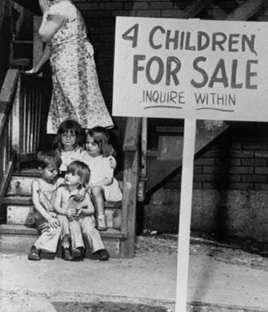 Chicago’da çocuklarını satışa çıkaran anne utancından yüzünü gizliyordu, 1948