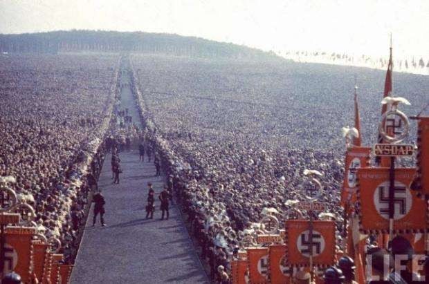 Yıl 1934... Buckeberg'de Nazi kutlaması... Yüzbinlerce insan eşlik ediyor kutlamalara..