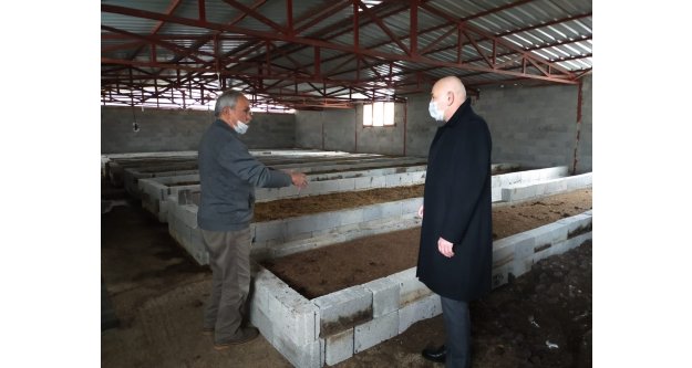 120 bin solucanla kurduğu tesisinde, bugün 15 milyon solucandan bir buçuk ton organik gübre üretiyor.