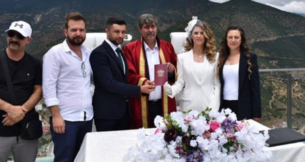 240 metrede nikah kıyıldı