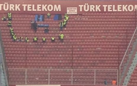 2 Seyirci 20 Güvenlik Görevlisi