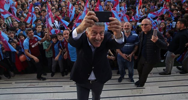 Ahmet Ağaoğlu, Şehit Gürhan Yardım İlköğretim Okulu'nu ziyaret etti