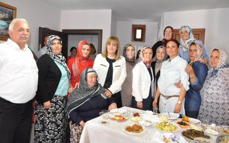 AK PARTİ KADİN KOLLARI ÖDÜLLENDİRİLDİ