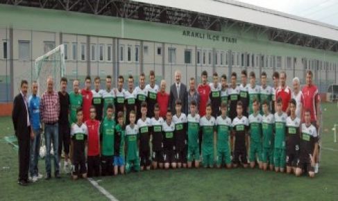 Araklı Belediye başkanı Recep Çebi, Araklıspor'u takımı ziyaret etti