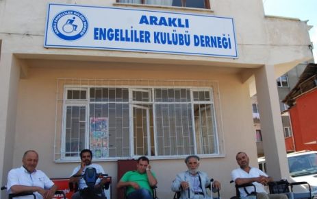 Araklı'da Engellilere Tekerlekli Sandalye Dağıtıldı
