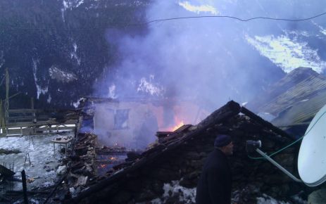 Araklı'da İki Ev Yandı