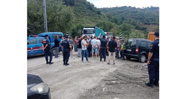 Araklı'da vatandaşlar yol kapattı