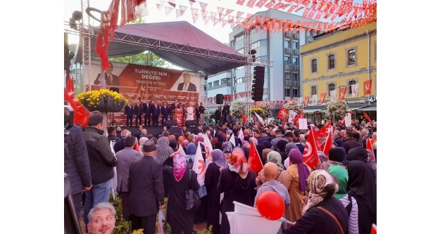 Fatih Erbakan, Trabzon'da partisinin mitinginde vatandaşlara hitap etti