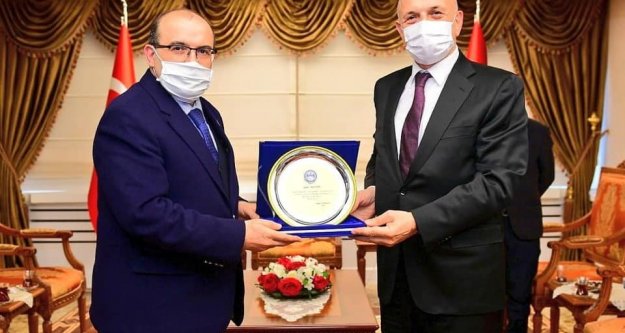 Hayırsever İşadamı Yücel Var'a, plaket takdim edildi.