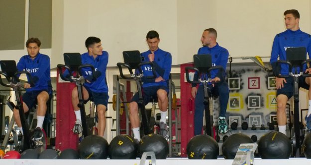 Oyuncular iki grup halinde kuvvet çalışması gerçekleştirdi