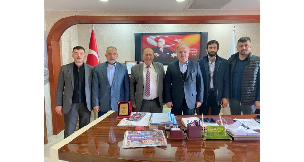 Sürmene Armutlu Köyü Derneği Başkanı Ömer Yılmaz Rahmi Üstün'ü makamında ziyaret etti.