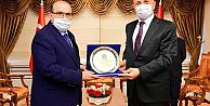 Hayırsever İşadamı Yücel Var'a, plaket takdim edildi.