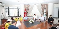 ŞAMPİYONLAR BAŞKAN EKİM’İ ZİYARET ETTİ