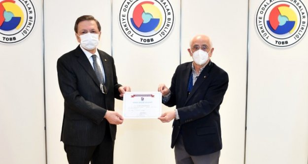 TOBB Başkanı Hisarcıklıoğlu'na Trabzonspor Onur Üyeliği belgesi