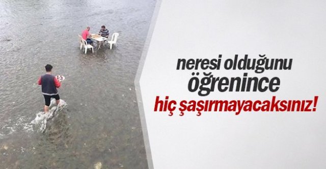 Trabzonlu sıcaktan bunalınca masayı dereye kurdu.