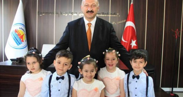 Tüm çocuklarımızı bayrakları ile balkon ve pencereye çıkmaya davet ediyorum.