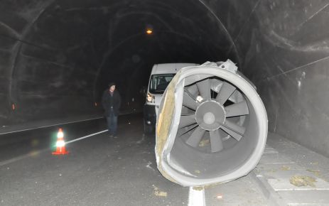 Tüneldeki Kaza Ucuz Atlatıldı