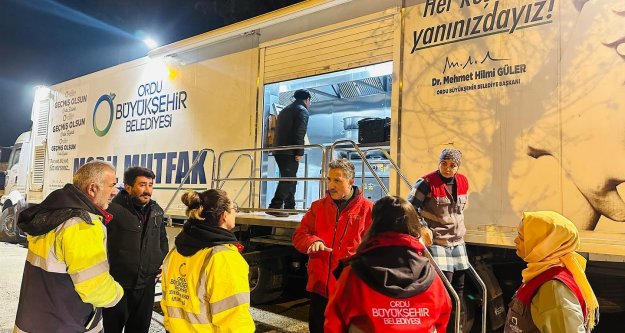 Yener Kaya deprem bölgesinde vatandaşların acısına ortak oldu