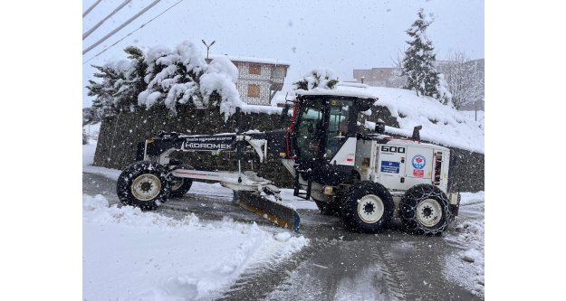 Yol açma çalışmaları 153 personel ve 103 iş makinesi ile aralıksız sürüyor.