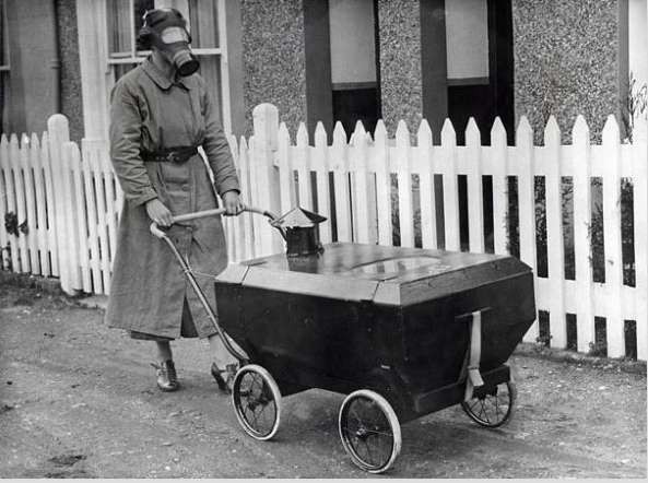 Gaz geçirmeyen bebek arabası, İngiltere, 1938
