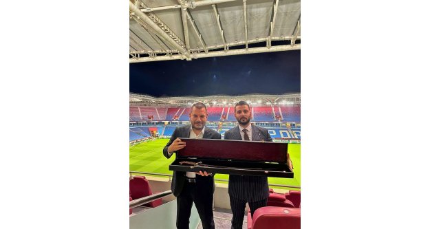 Futbolda adaletsizliğe ‘kılıç' sallayan Trabzonspor Başkanı Doğan'a anlamlı hediye